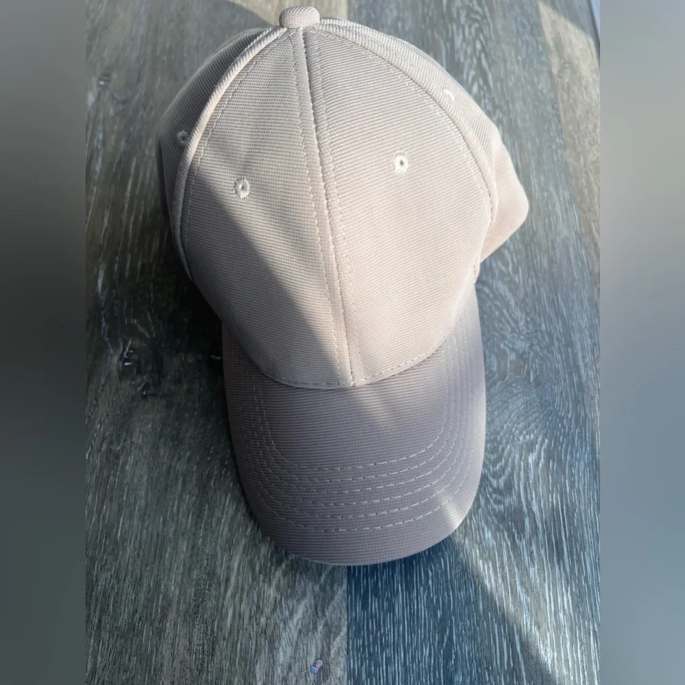 Cream hat - Picture 1 of 3